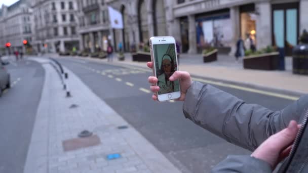 Dziewczyna Robi Selfie Ulicach Londynu — Wideo stockowe