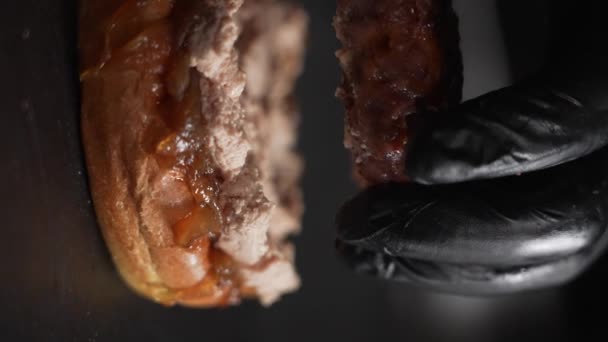 Chef Mano Con Guante Negro Presionando Hamburguesa Foie Goteo Restaurante — Vídeos de Stock