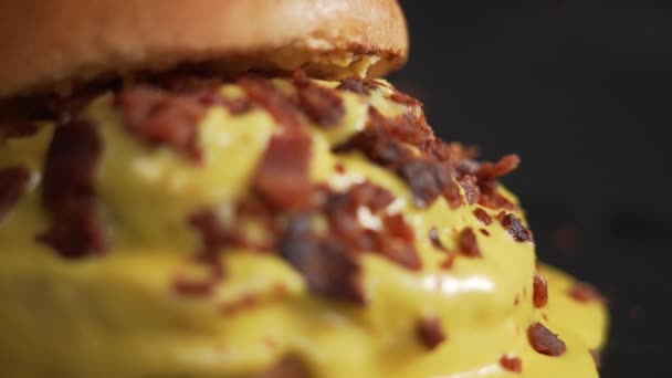 Saftiger Und Schmackhafter Burger Mit Speck Und Geschmolzenem Amerikanischen Käse — Stockvideo