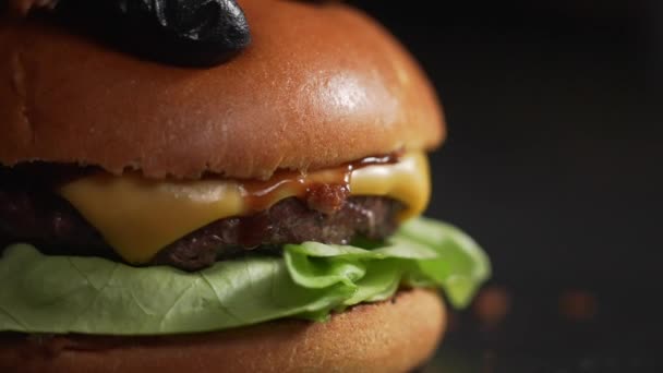 Hand Kocken Svart Gummihandskar Pressning Burger Med Ost Och Sås — Stockvideo