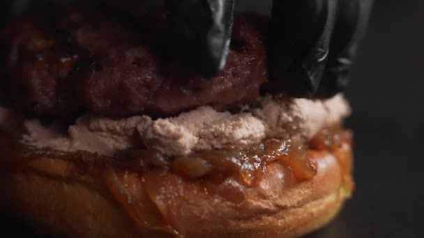 Chef Mano Con Guante Negro Presionando Hamburguesa Foie Goteo Restaurante — Vídeos de Stock