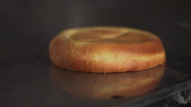 Chef Brinda Pão Hambúrguer Com Manteiga Cook Vira Pão Hambúrguer — Vídeo de Stock