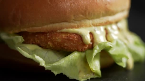 Chicken Burger Triefende Sauce Zeitlupe Detaillierte Makroaufnahme — Stockvideo