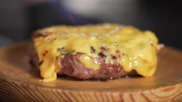 Σεφ Ψήνει Αμερικάνικο Τυρί Μπιφτέκι Πυρσό Κουζίνας Κλείσιμο Μακροφωτογραφιών — Αρχείο Βίντεο