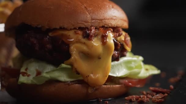 Savoureux Délicieux Gros Plan Hamburger Américain Fromage Fondu Publicité Restaurant — Video