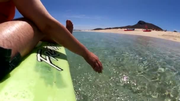 Passeggero Kayak Due Persone Trascina Dolcemente Mano Acqua Mentre Pagaia — Video Stock