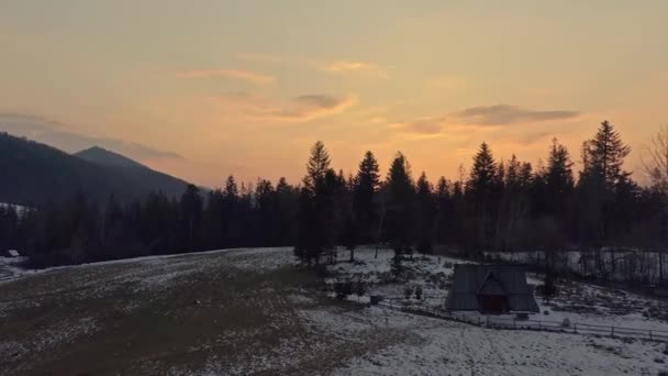 波兰落日下的群山中茂密的森林和荒无人烟的房屋 撤回空中射击 — 图库视频影像