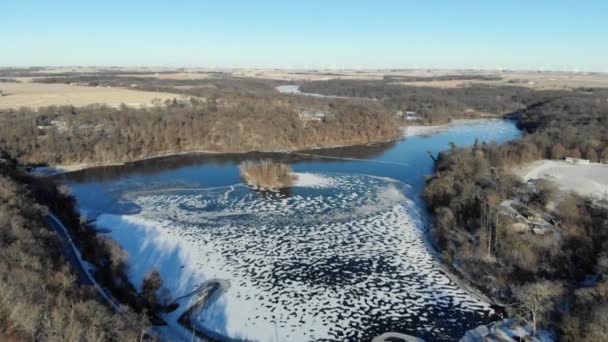 Luchtfoto Vliegen Hoog Boven Een Bevroren Pine Lake State Park — Stockvideo