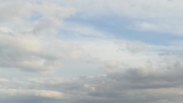 云彩穿行在美丽的蓝天上的史诗般的时间 — 图库视频影像