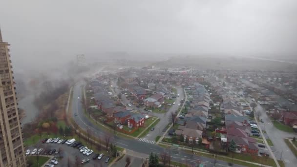住宅の上に霧の街の高角度のワイドショット — ストック動画