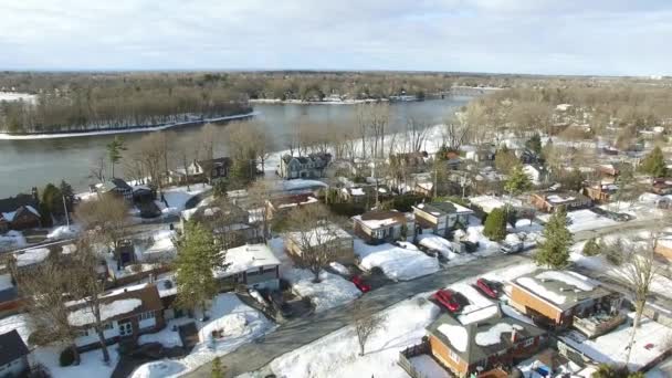 カナダの住宅街の雪に覆われた近所の空中ビュー — ストック動画