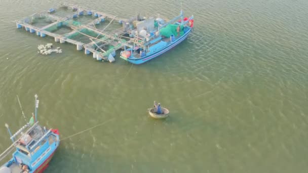 Вид Рыбака Беспилотника Плывущего Корзине Рыбной Ферме Город Нячанг Провинция — стоковое видео