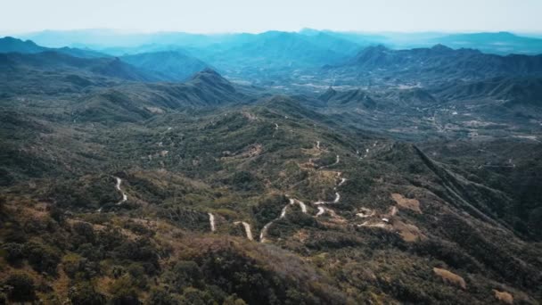 Drone Tiro Uma Estrada Ventosa Que Leva Até Montanha — Vídeo de Stock