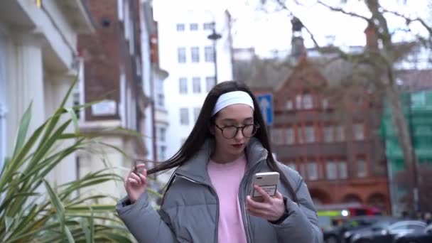 Kız Sokakta Yürürken Saçlarını Kıvırıyor Yavaş Çekim — Stok video