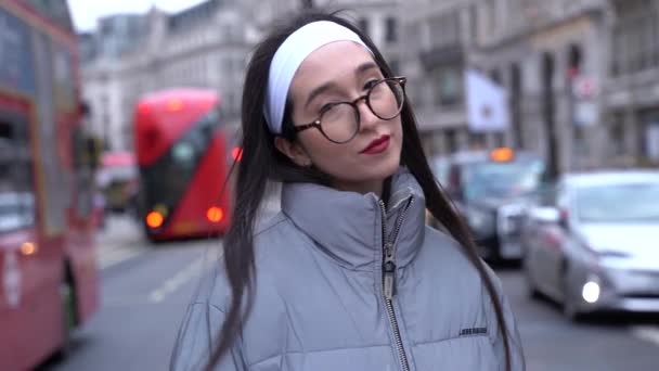 可爱的女孩站在伦敦的街道上 用相机调情 笑得很害羞 — 图库视频影像