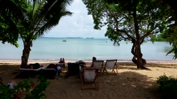 Sobrevuelan Las Personas Tumbonas Vacaciones Resort Playa Volando Paseo Marítimo — Vídeos de Stock