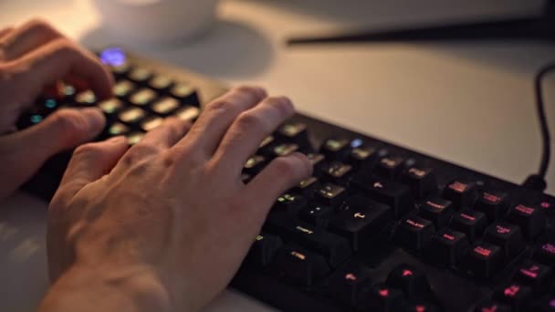Mãos Masculinas Digitando Teclado Rgb Jogos — Vídeo de Stock