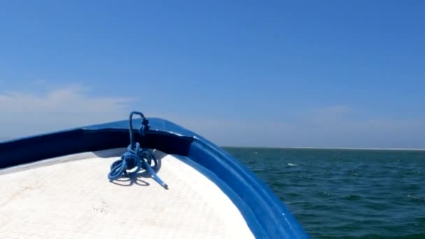 Passeio Acidentado Proa Pequeno Barco Oceânico Que Atravessa Água Azul — Vídeo de Stock