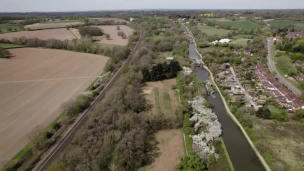 Hatton Locks Narrow Boat Canal Train Railway Line Spring Season — стокове відео