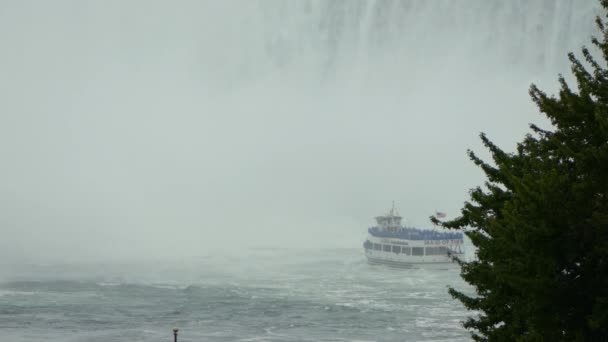 Tourists Boat Niagara Falls Next Powerful Water Flowing Waterfall Creating — Stock Video