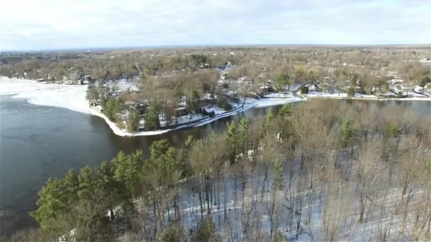 Drone Deslizante Tiro Casas Verão Inverno Torno Lago — Vídeo de Stock