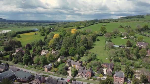 Ashton Hill Village North Cotswolds Worcestershire Luftbild Gelb Laburnum Tree — Stockvideo