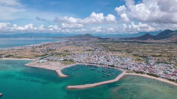 Pobřežní Vesnice Přístavem Chráněna Vlnolamem Azurovou Vodou Vietnam — Stock video