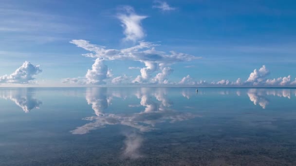 Drone Voando Baixo Sobre Águas Bela Lagoa Com Reflexo Impressionante — Vídeo de Stock