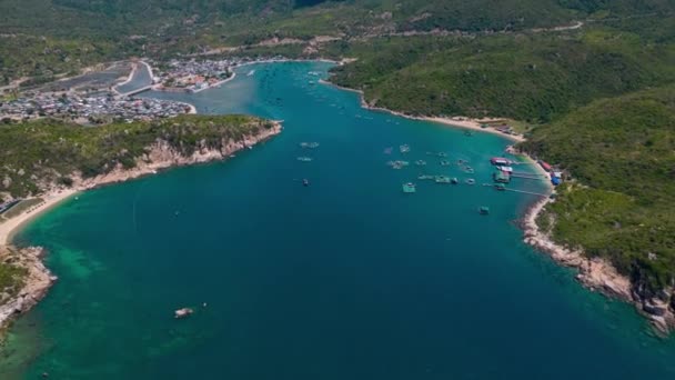 文海湾绿松石碧水 翠绿悬崖峭壁 景区空中飞逝 — 图库视频影像