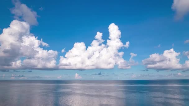Приголомшливі Білі Хмари Пейзажі Гіпертексту Над Спокійною Відкритою Океанічною Водою — стокове відео