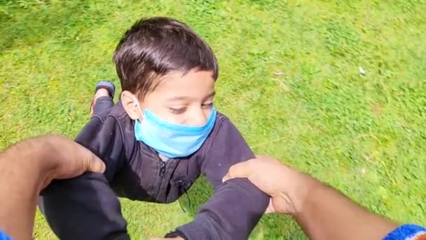 スイング ダンスサークル 子供を旋回 楽しみとインドのコロナウイルスのロックダウン第二波中に公園で歓声2021 — ストック動画