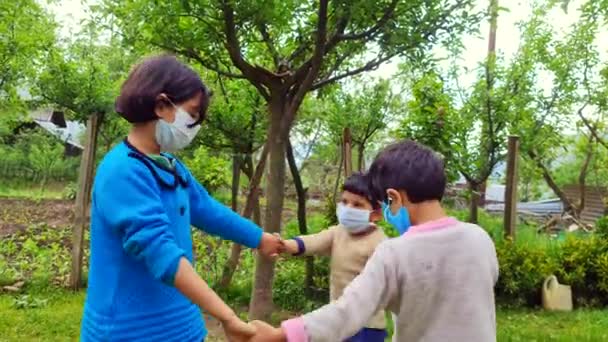 Gemaskerde Aziatische Kinderen Spelen Schommelen Dansen Cirkel Cirkelen Het Kind — Stockvideo