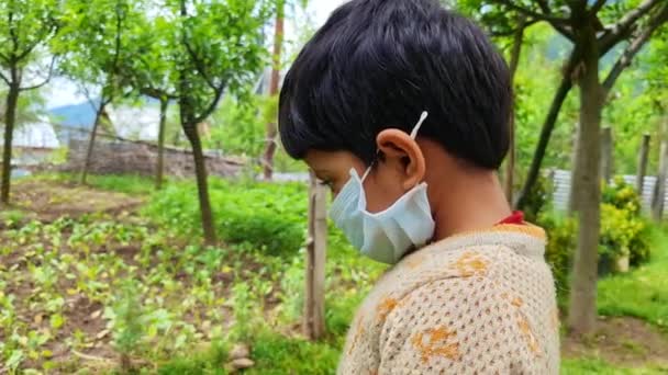 Maskovaná Indická Dívka Nosí Lékařskou Masku Dívá Kameru Během Druhé — Stock video