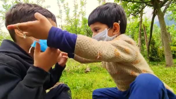 Děti Maskovaný Indián Nosí Lékařskou Masku Dívá Kamery Během Druhé — Stock video