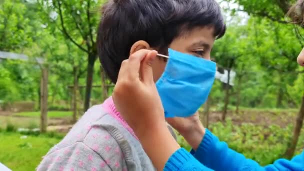 Maskovaná Dívka Nosí Lékařskou Masku Dívá Kameru Během Druhé Vlny — Stock video