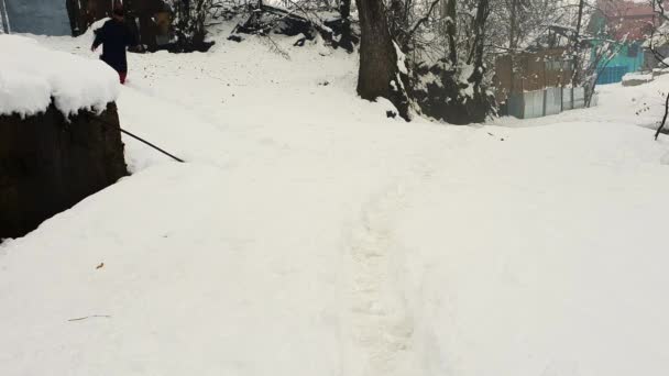 若い男歩く新鮮な白い冬の雪のカシミール — ストック動画