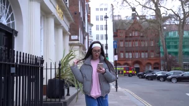 Linda Jovem Caminhando Soho Londres Olhando Para Telefone Tiro Médio — Vídeo de Stock