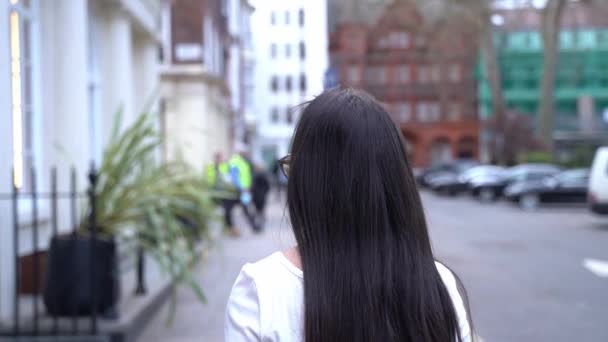 在伦敦索霍市 一个漂亮的年轻女子从后面走着 被人用中枪射中 — 图库视频影像