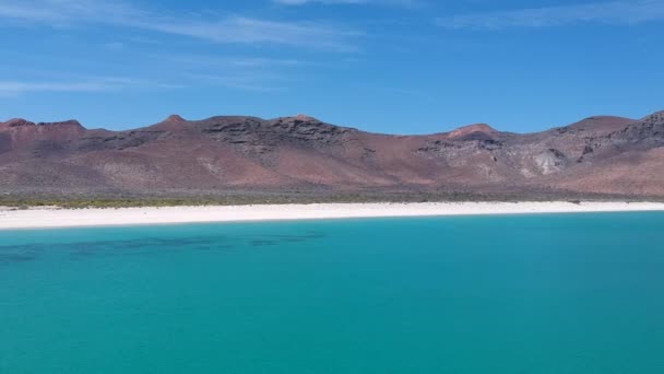 Flygvideo Flyger Över Vackra Tropiska Teal Vatten Mot Vit Sandstrand — Stockvideo