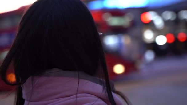 Krásná Mladá Žena Rozhlíží Picadilly Circus Londýn Velká Británie Zblízka — Stock video