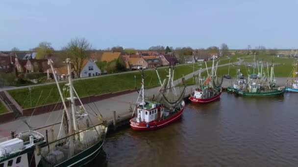 港のあるドイツの美しい小さな漁村へのドローン飛行 — ストック動画