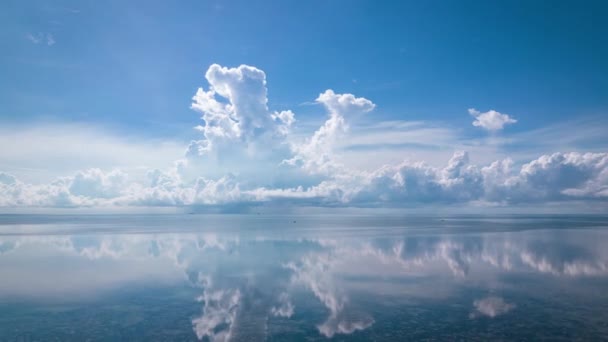 Prachtige Weerspiegeling Van Bewegende Wolken Vlakke Waterlagune Hyperlapse — Stockvideo