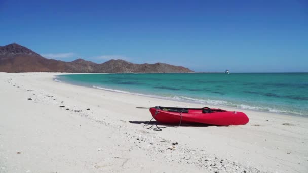 Kayak Estacionado Una Playa Arena Blanca Una Bahía Aguas Tranquilas — Vídeo de stock