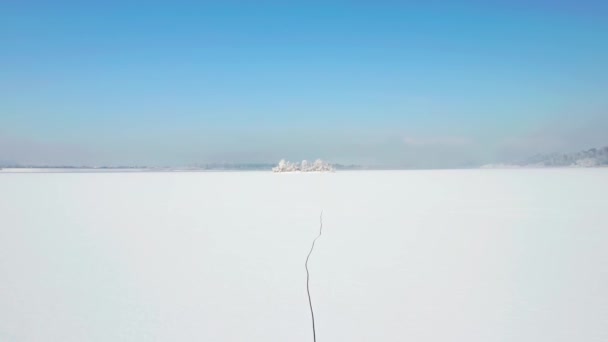 Drone Nad Rozległym Krajobrazem Wypełnionym Śniegiem Wyspie Ptaków Polska Zimą — Wideo stockowe