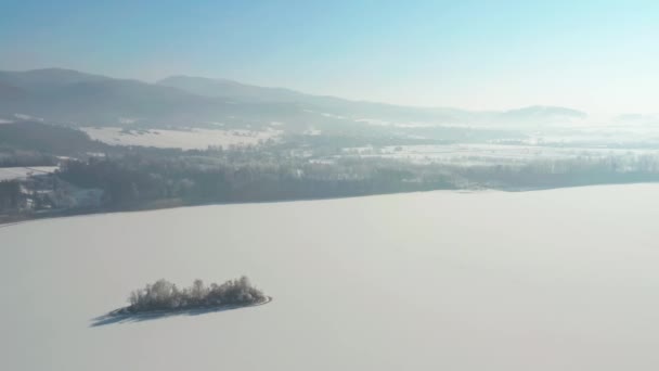 Campo Coberto Neve Com Cordilheira Fundo Bird Island Tiro Largo — Vídeo de Stock