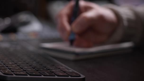 手写手写在笔记本上 从侧面看键盘 背景模糊 — 图库视频影像