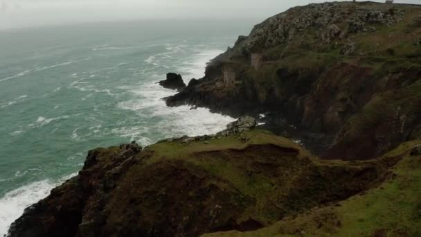 Aerial Pan Rough Coastline Cornwall England Revealing Ruins Tin Mines — ストック動画