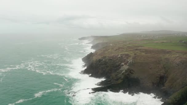 Letecká Rotace Skalnatých Břehů Cornwallu Zamlženému Horizontu Atlantského Oceánu — Stock video