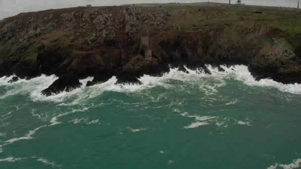 Aerial Strong Atlantic Waves Crashing Rocks Holding Engine Houses Tin — Stockvideo