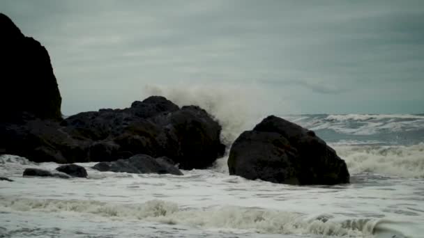 Vagues Écrasant Sur Des Rochers Sur Rivage — Video